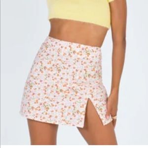 Princess Polly floral mini skirt with a small slit!